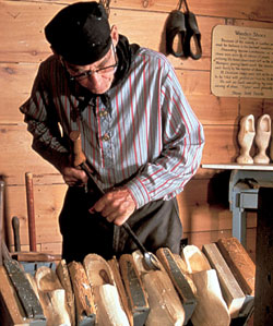 Shoe carver